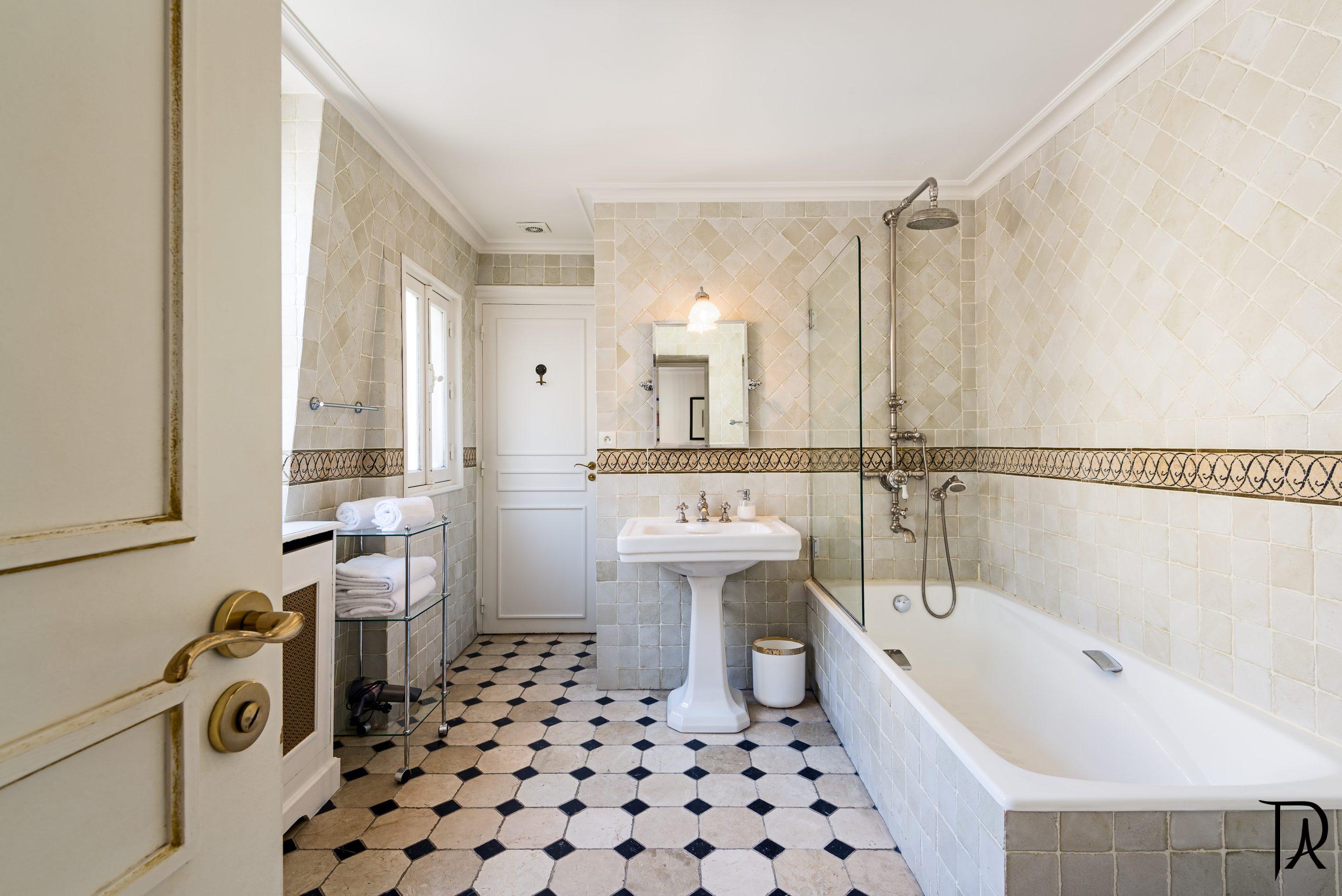 (19) Bathroom one view one