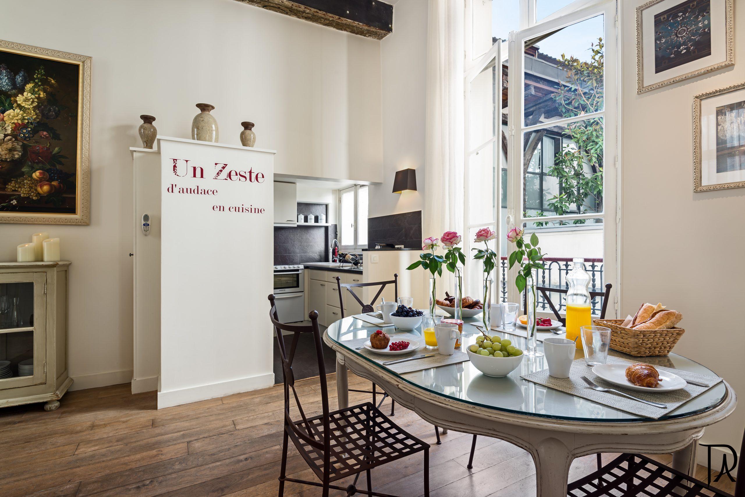 (04) A view on the kitchen