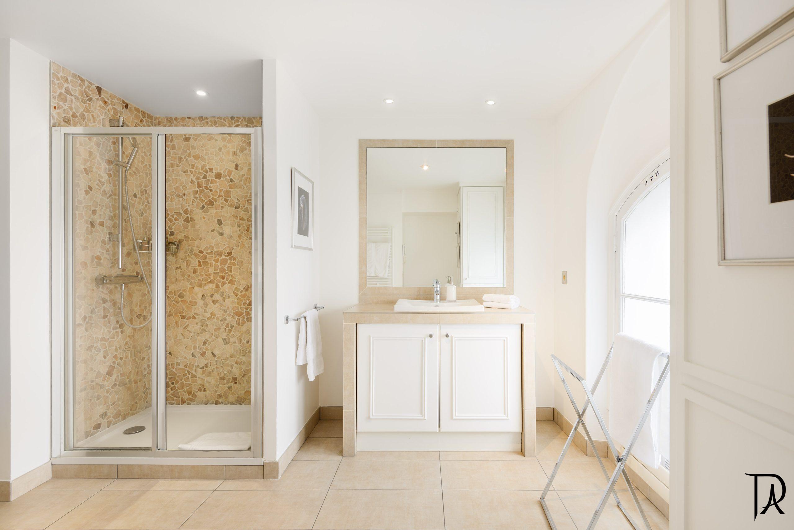 (13) Bathroom one view one