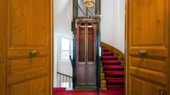 Entrance with a view of the lift Entrance with a view of the lift