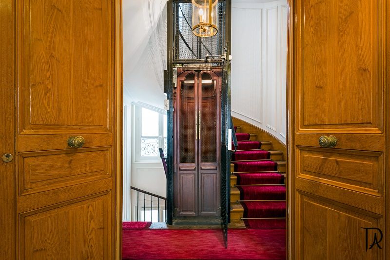 Entrance with a view of the lift
