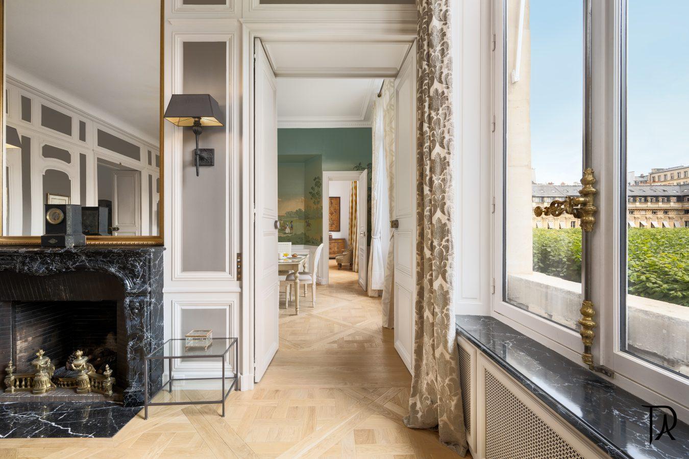 Direction into the dining room Direction into the dining room