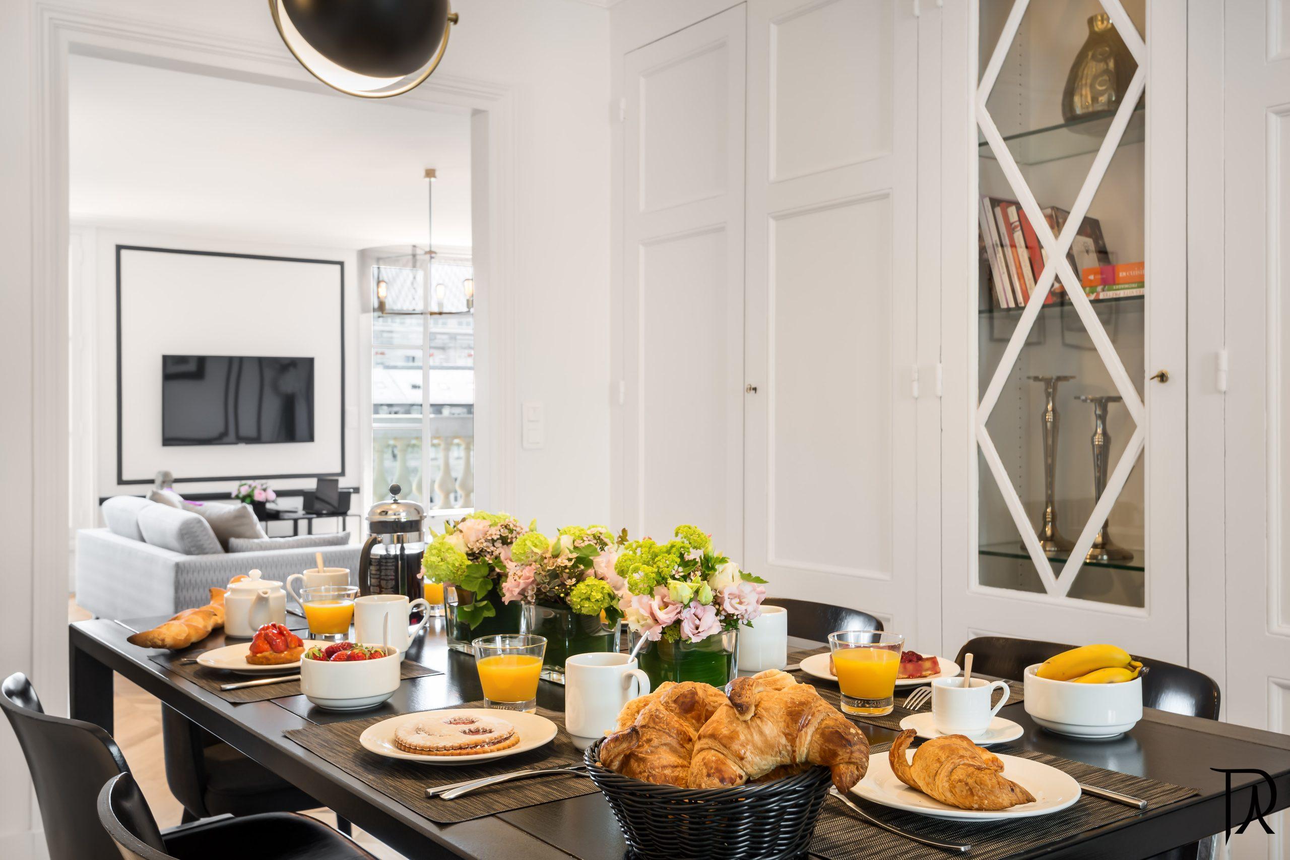 (24) Breakfast at the Palais Royal